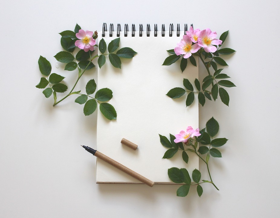 Notesbog med blyant og blomster